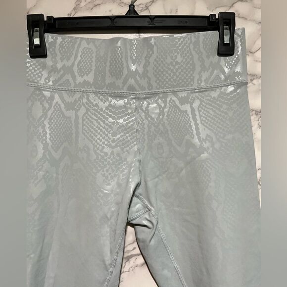 TEREZ Dove Gray Snakeskin Foil UpLift High Compression Leggings NEW Size S - Picture 7 of 12